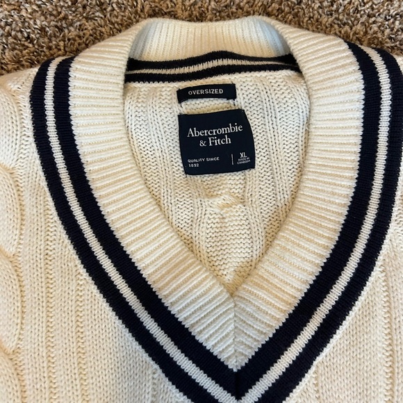 Abercrombie & Fitch White V-Neck Sweater with Black Trim - Picture 3 of 7